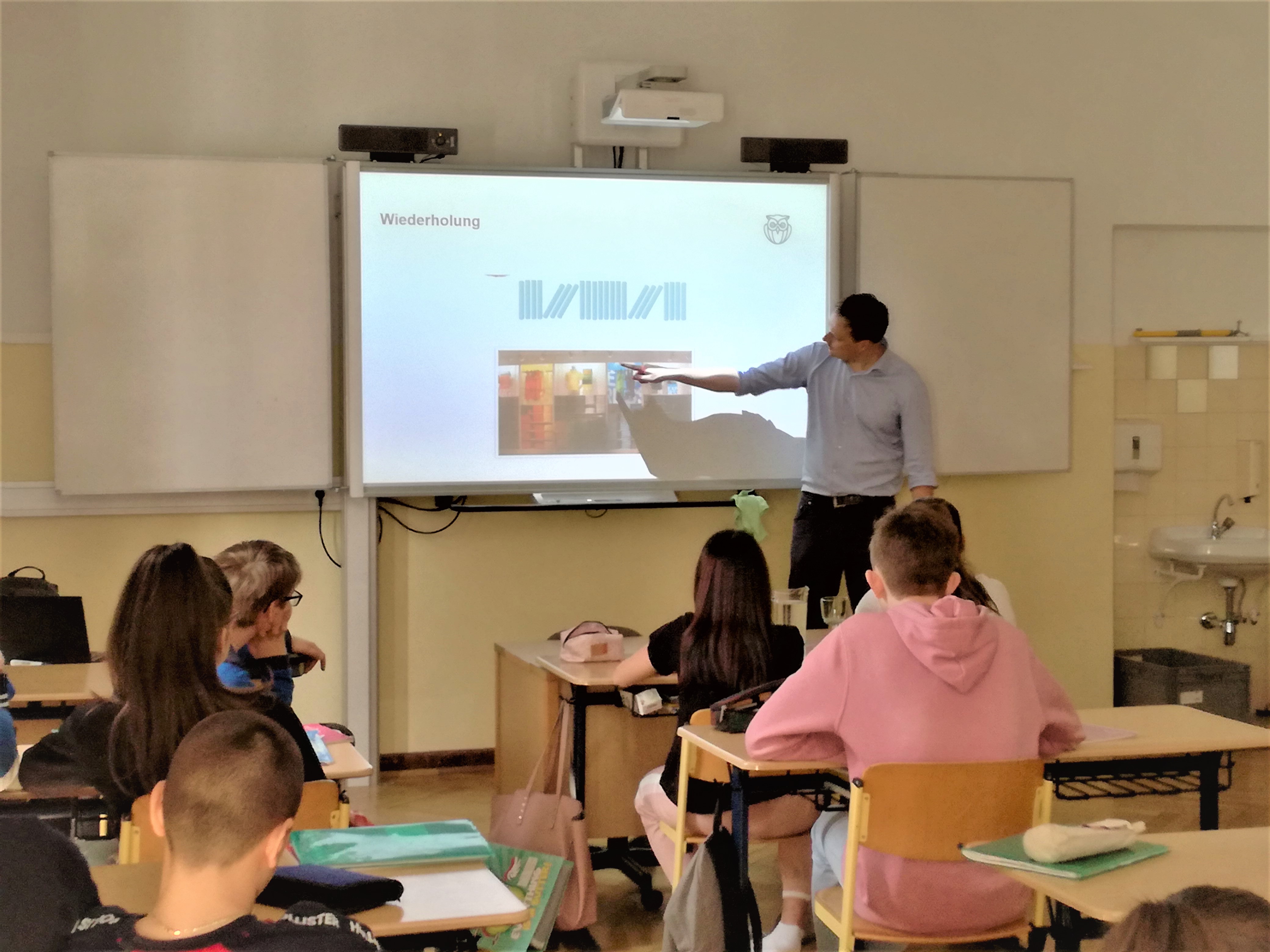 Young Science-Botschafter zu Gast in der 4b